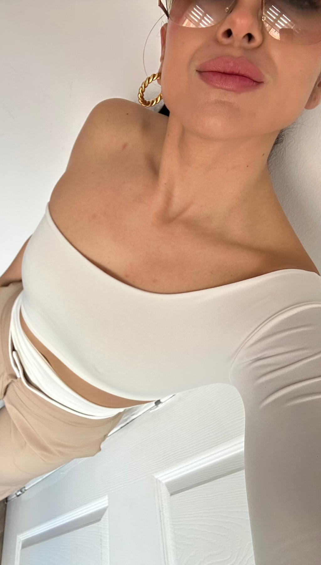 Body una sola manga y abdomen descubierto
