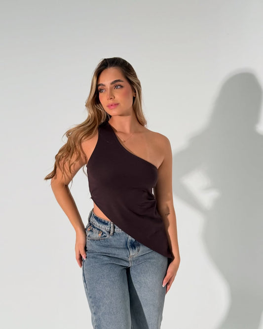 Blusa en punta de un solo hombro