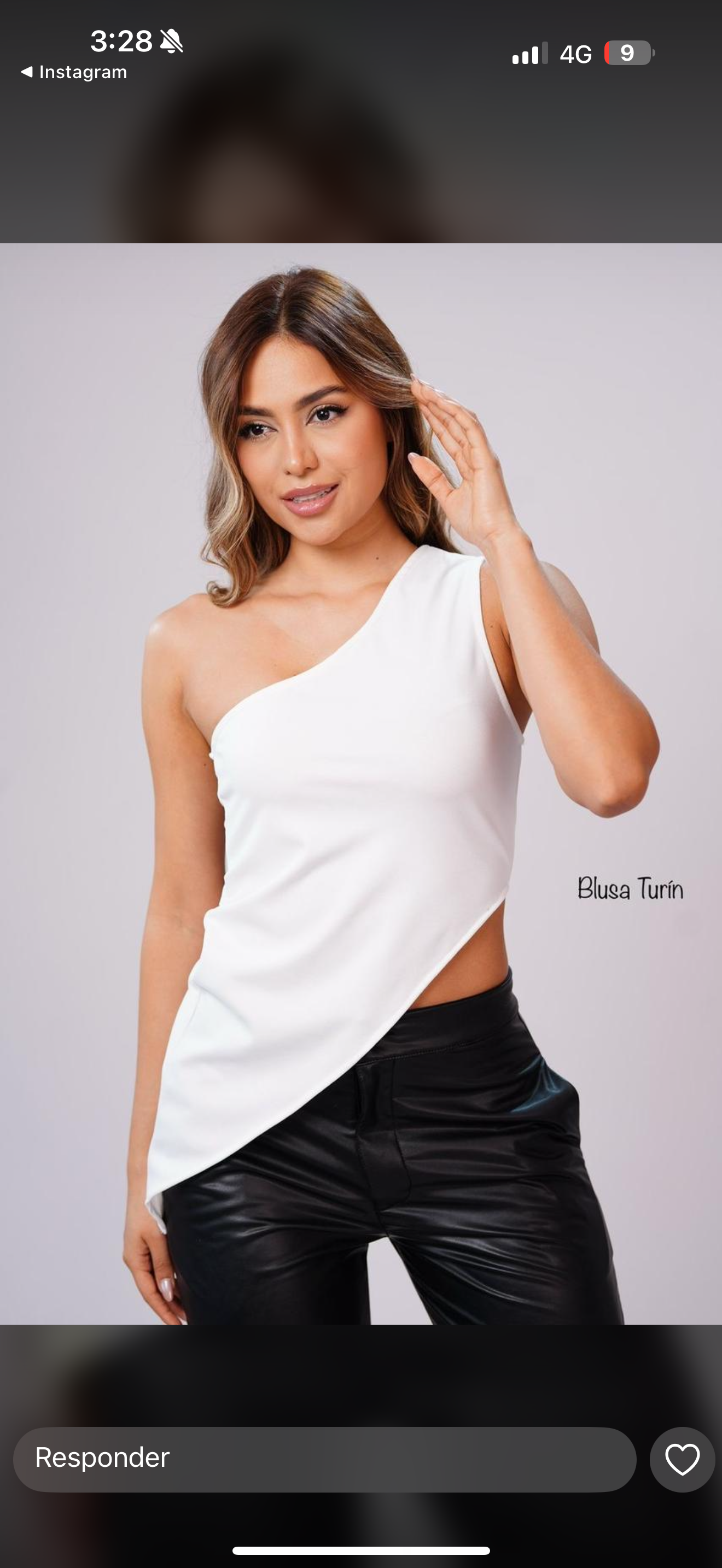 Blusa en punta de un solo hombro