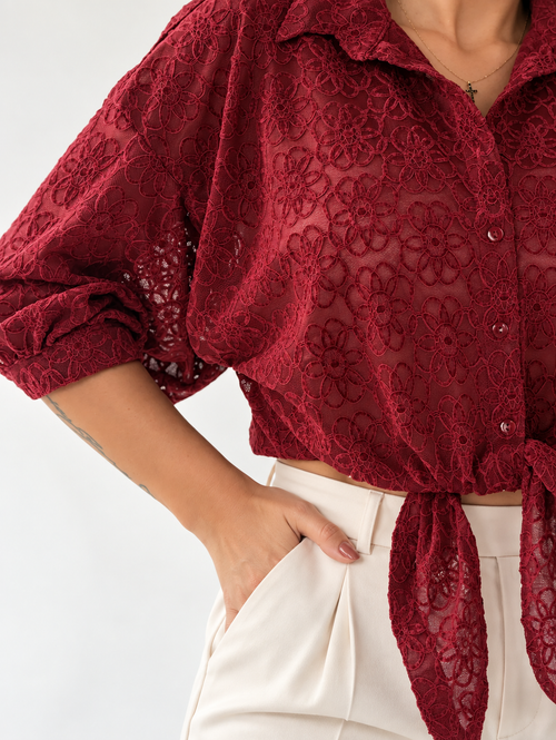 Blusa blonda cruzada