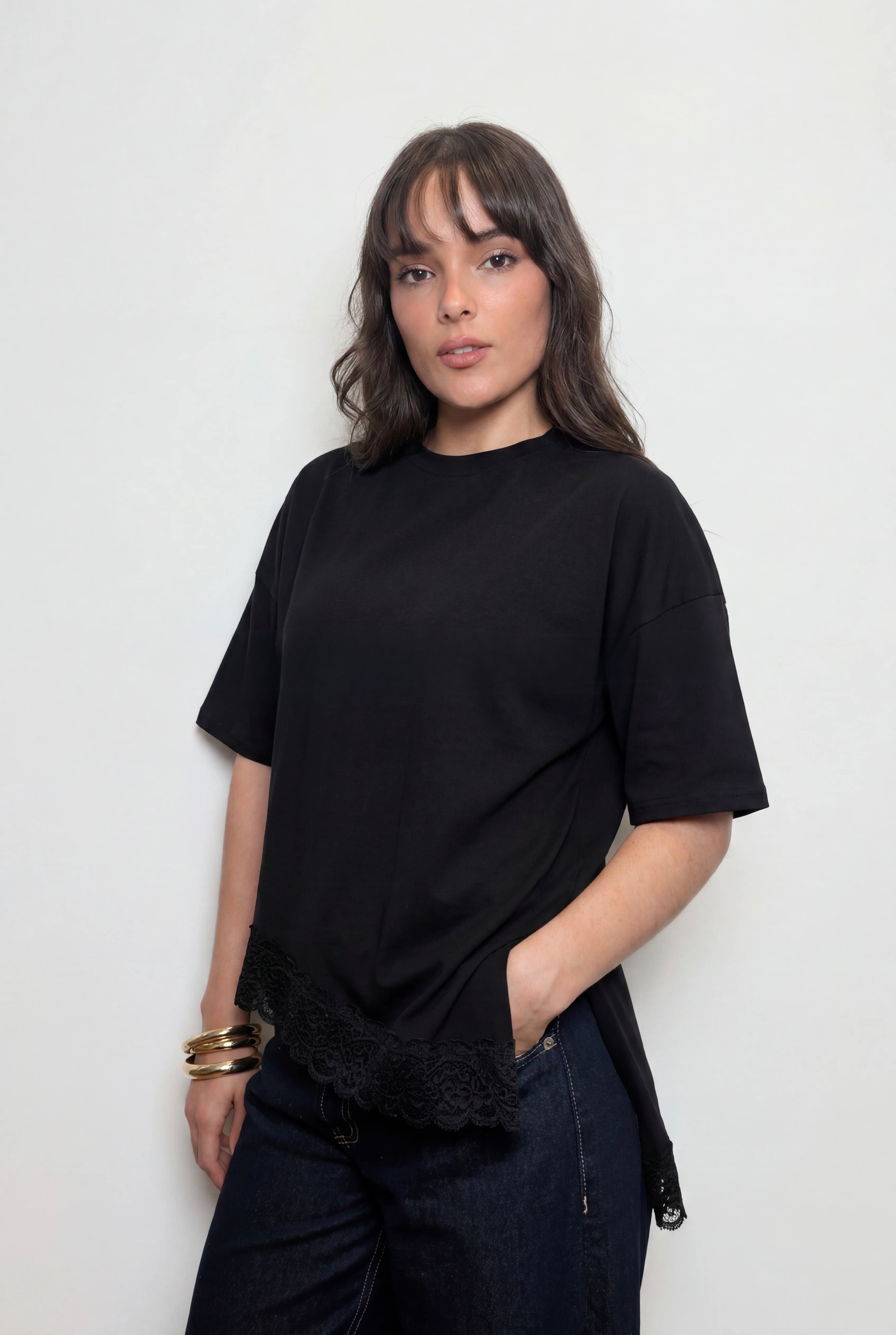 Camiseta diagonal borde encaje